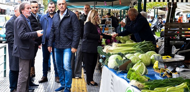 Στη λαϊκή αγορά των Τρικάλων ο Δημήτρης Κουρέτας